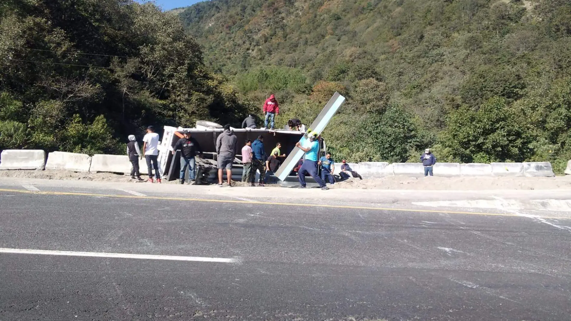 Vuelca camión en rampa